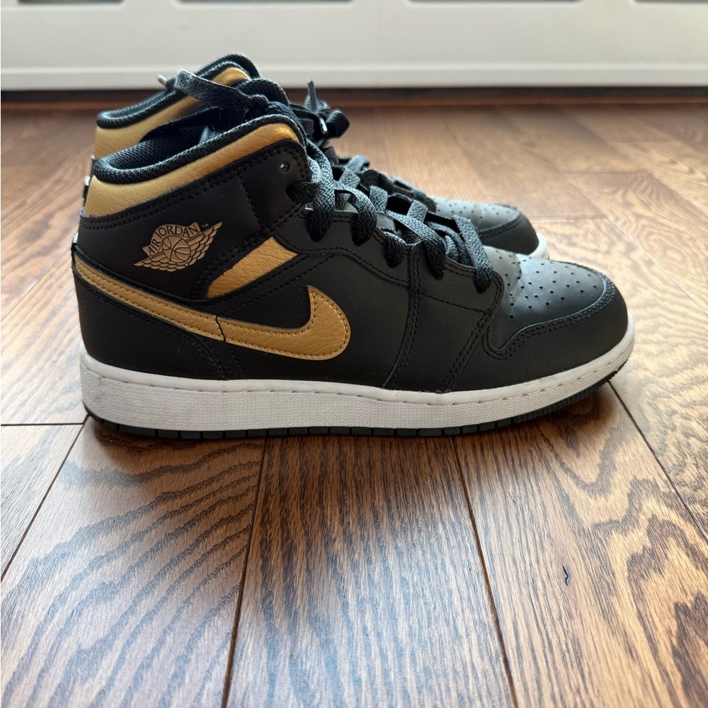 Used Nike Air Jordan 1 Big Kids Sneakers Size 6